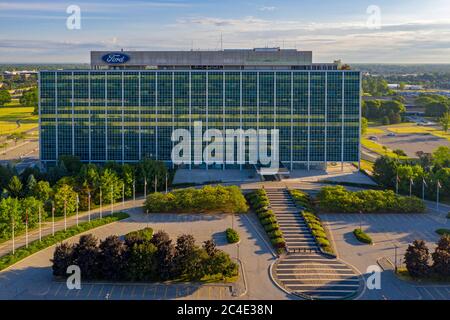 Dearborn, Michigan - Fords Welthauptsitz, offiziell das Henry Ford II World Center, aber im Volksmund das Glashaus genannt. Stockfoto