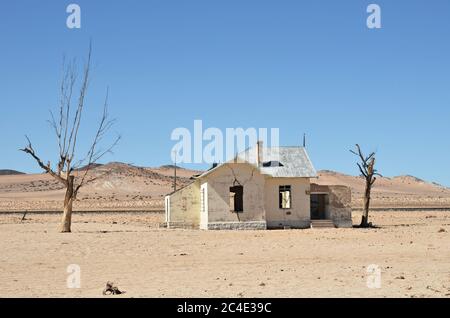 Das zerstörte Gebäude des Bahnhofs und der Eisenbahn in der Namib Wüste Stockfoto