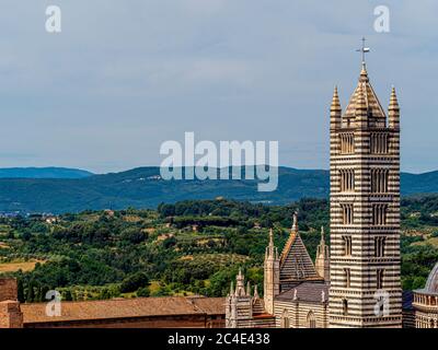Schwarz-weiß gestreifter Glockenturm aus Marmor der Kathedrale von Siena. Siena. Italien. Stockfoto