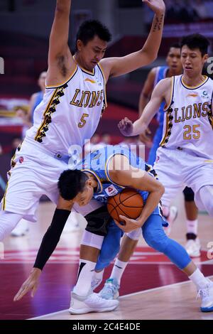 (200626) -- QINGDAO, 26. Juni 2020 (Xinhua) -- Jeremy Lin (unten) von Pekinger Enten nimmt den Ball während eines Spiels zwischen Zhejiang Lions und Pekinger Enten bei der neu wiederaufgenommenen Liga der Chinesischen Basketballvereinigung (CBA) 2019-2020 in Qingdao, Ostchina, Provinz Shandong, 26. Juni 2020. (Xinhua/Li Ziheng) Stockfoto