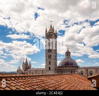 Luftaufnahme der Kathedrale von Siena mit dem Dach der Opera dell'Opera del Duomo im Vordergrund. Siena, Italien. Stockfoto