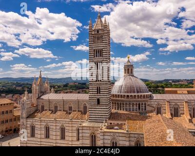 Der Glockenturm und die Kuppel des Doms von Siena von der Südostseite aus gesehen. Siena. Italien. Stockfoto
