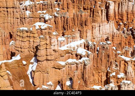 Schnee auf Felsformationen, am Bryce Canyon in Utah Stockfoto