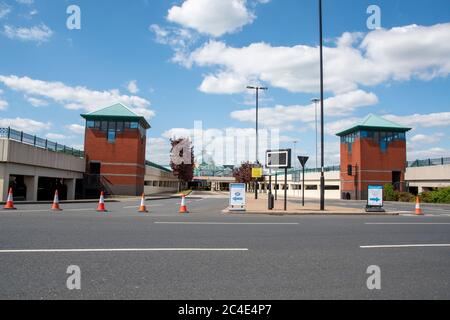 Sheffield UK – Mai 14 2020: Straßenkegel blockieren den roten Haupteingang des Parkplatzes im Einkaufszentrum Meadowhall Stockfoto