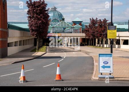 Sheffield UK – Mai 14 2020: Straßenkegel blockieren den roten Haupteingang des Parkplatzes im Einkaufszentrum Meadowhall Stockfoto