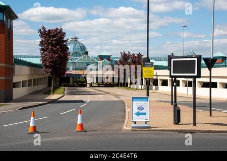 Sheffield UK – Mai 14 2020: Straßenkegel blockieren den roten Haupteingang des Parkplatzes im Einkaufszentrum Meadowhall Stockfoto