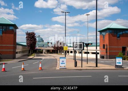 Sheffield UK – Mai 14 2020: Straßenkegel blockieren den roten Haupteingang des Parkplatzes im Einkaufszentrum Meadowhall Stockfoto