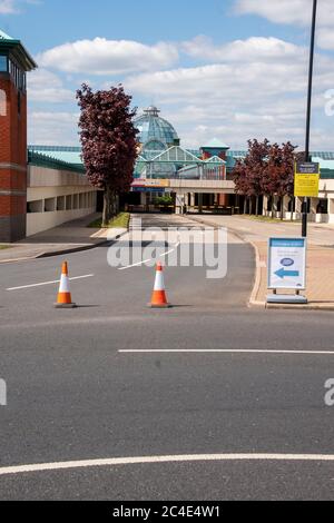 Sheffield UK – Mai 14 2020: Straßenkegel blockieren den roten Haupteingang des Parkplatzes im Einkaufszentrum Meadowhall Stockfoto