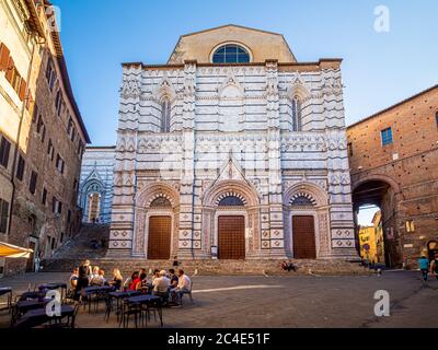 Straßencafé auf der Piazza San Giovanni vor der Kathedrale Taufkapellei. Siena. Stockfoto