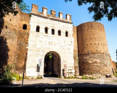 Porta Latina ist ein eingewölbtes Tor in den Aurelianischen Mauern des antiken Rom - Rom, Italien Stockfoto