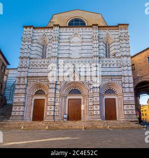 Das Baptisterium von San Giovanni in Siena befindet sich an der Piazza San Giovanni und verfügt über eine gestreifte Marmorfassade. Siena Stockfoto