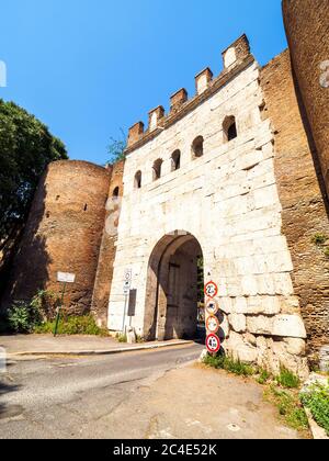 Porta Latina ist ein eingewölbtes Tor in den Aurelianischen Mauern des antiken Rom - Rom, Italien Stockfoto