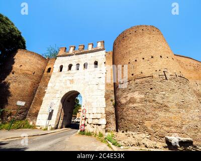 Porta Latina ist ein eingewölbtes Tor in den Aurelianischen Mauern des antiken Rom - Rom, Italien Stockfoto