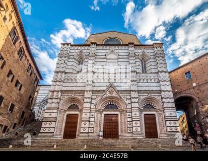 Außeneingang zum Baptisterium des Hl. Johannes, Teil der Kathedrale von Siena. Siena. Italien. Stockfoto