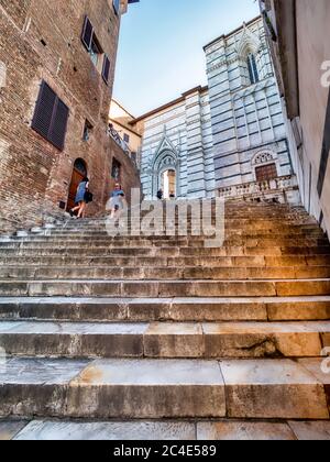 Marmortreppe zur Piazza San Giovanni, die zur Piazza del Duomo führt. Siena, Italien. Stockfoto