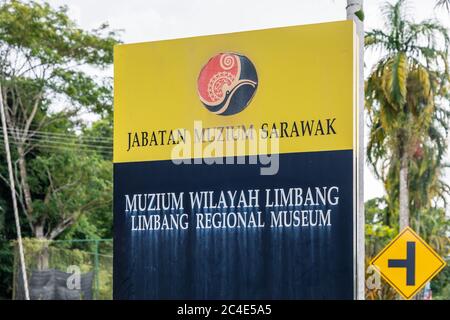 Limbang, Sarawak, Malaysia:Schild für das 'Limbang Regional Museum', das sich vor der Festung befindet, die Rajah Charles Brooke 1897 gebaut hat. Stockfoto