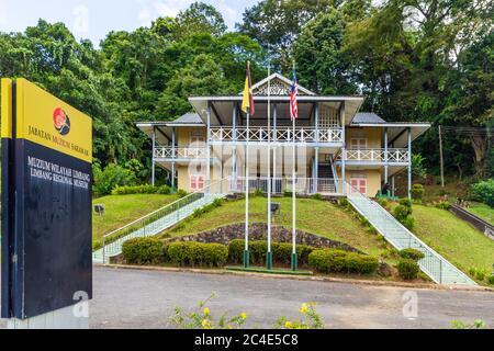 Limbang, Sarawak, Malaysia:Schild für das 'Limbang Regional Museum', das sich vor der Festung befindet, die Rajah Charles Brooke 1897 gebaut hat. Stockfoto