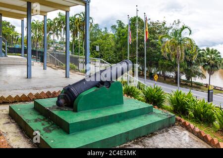 Limbang, Sarawak, Malaysia: Historische Kanonen, ausgestellt im Limbang Regional Museum, das sich in einer Festung befindet, die 1897 von Rajah Charles Brooke erbaut wurde. Stockfoto