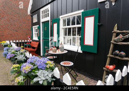 Typisch holländisches Dorf mit schönen Holzhäusern auf der Insel Marken in den Niederlanden, Holland Stockfoto