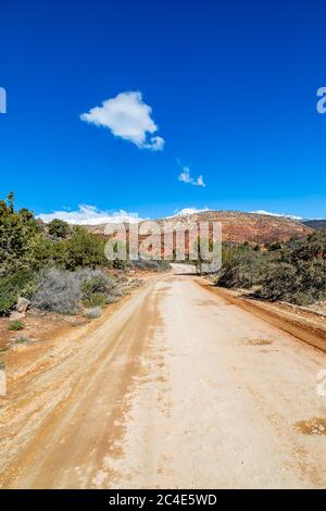 Eine staubige Straße in der Nähe des Silver Reef in Utah, an einem sonnigen Tag im März Stockfoto