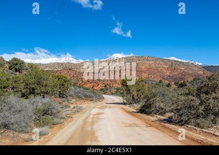 Eine Straße im abgelegenen Utah, Richtung zerklüftete Berge Stockfoto