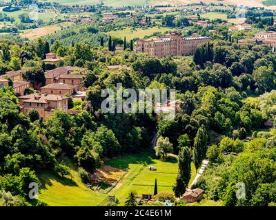 Luftaufnahme von Orto de Pecci und Villa il Pavone in der Ferne. Toskana. Italien. Stockfoto