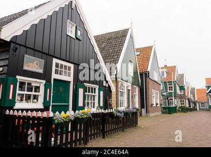 Typisch holländisches Dorf mit schönen Holzhäusern auf der Insel Marken in den Niederlanden, Holland Stockfoto