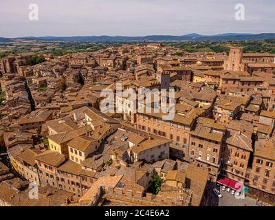 Luftaufnahme der Terrakotta-Dächer von Siena. Siena. Italien. Stockfoto