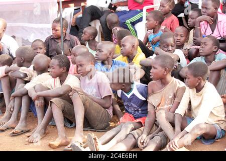 Glühende Fans vor Ort nach einem Fußballspiel mit Kindern in der ehemals Rinderrastling Region Moroto in Uganda Stockfoto