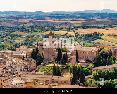 Luftaufnahme der Kirche Santa Maria dei Servi mit der Toskana in der Ferne. Siena. Italien Stockfoto