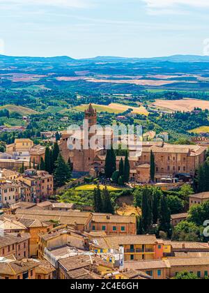 Luftaufnahme der Kirche Santa Maria dei Servi mit der Toskana in der Ferne. Siena. Italien Stockfoto