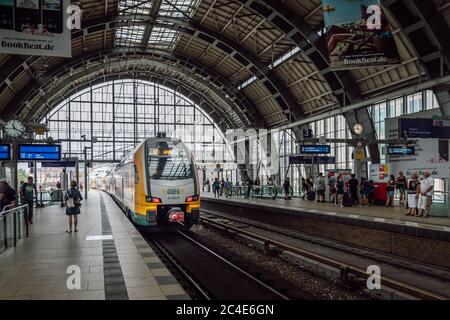 Doppelstockzug ODEG Ostdeutsche Eisenbahn (kurz ODEG) am Alexanderplatz. Stockfoto