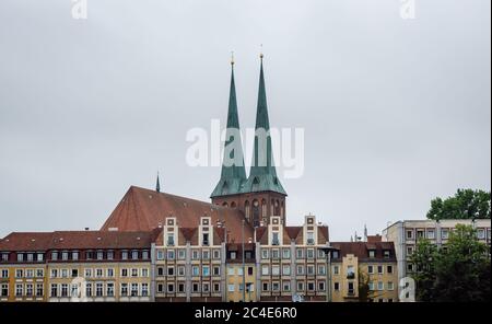 Blick auf die Fassaden der historischen Spandauer Straße dahinter ist das Dach der Zwillingstürme der Nikolaikirche, Berlin, Deutschland. Stockfoto