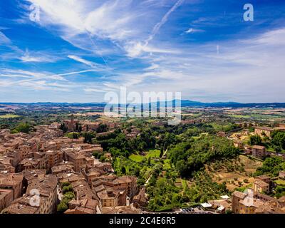 Luftaufnahme von Siena mit Villa il Pavone in der Ferne. Toskana. Italien. Stockfoto