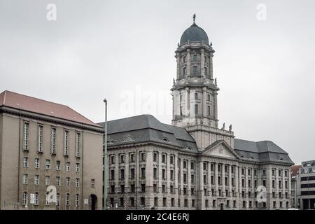 Blick auf das Alte Rathaus in Berlin gegenüber dem Roten Rathaus am Alexanderplatz, Bezirk Mitte, Deutschland. Stockfoto