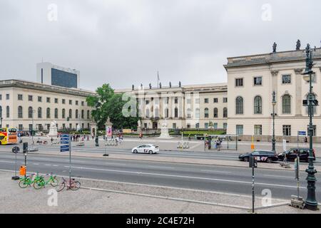 Hauptgebäude der Humboldt-Universität in Berlin am Boulevard unter den Linden. Stockfoto