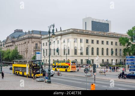 Verkehr auf der Straße unter den Linden (unter den Linden) vor dem Hauptgebäude der Humboldt-Universität. Berlin, Deutschland Stockfoto