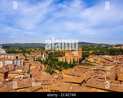 Luftaufnahme der Kathedrale von Siena und der umliegenden Terrakotta-Dächer. Siena. Italien. Stockfoto