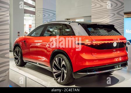 Das neue elektrische VW ID Roomzz Konzeptfahrzeug. Es handelt sich um ein großes, fünf Meter langes Elektroauto, dessen Schwerpunkt auf Innenraum und Vielseitigkeit liegt. Stockfoto
