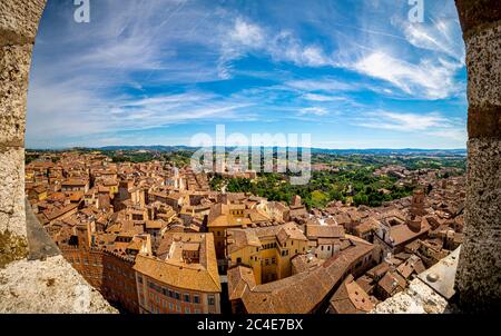 Luftaufnahme der Terrakotta-Dächer von Siena. Siena. Italien. Stockfoto