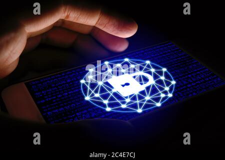 Cyber Security Konzept, Mann mit Smartphone und Netzwerk auf mobilen Bildschirm schützen. Stockfoto