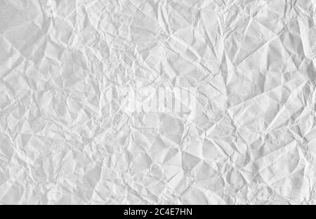 Der Hintergrund ist weiß. Papierstruktur mit Knicken und Beulen, alt und verfallenen. Stockfoto