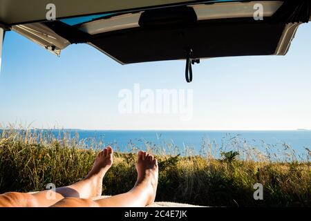 Dame in ein Wohnmobil bei Newgale St Brides Bay Haverfordwest Pembrokeshire Wales Stockfoto