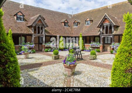 Der Hof der historischen Almshäuser aus dem 15. Jahrhundert, im Dorf Ewelme, Oxfordshire, Großbritannien Stockfoto