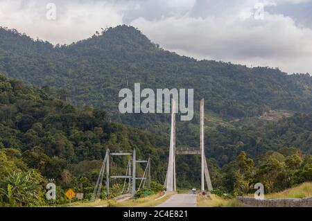 Lawas, Sarawak, Malaysia: Die neue Batang-Lawas-Brücke wurde 2014 nach dem zehnten Malaysia-Plan errichtet. Sie ersetzt die alte Hängebrücke aus den 1970er Jahren. Stockfoto