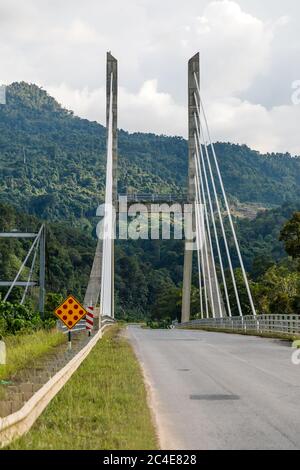 Lawas, Sarawak, Malaysia: Die neue Batang-Lawas-Brücke wurde 2014 nach dem zehnten Malaysia-Plan errichtet. Sie ersetzt die alte Hängebrücke aus den 1970er Jahren. Stockfoto