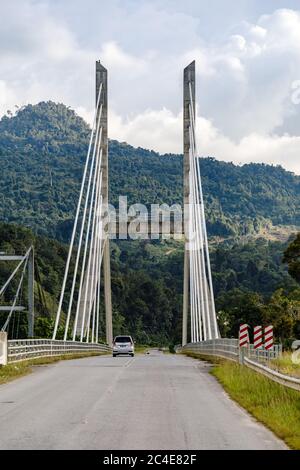 Lawas, Sarawak, Malaysia: Die neue Batang-Lawas-Brücke wurde 2014 nach dem zehnten Malaysia-Plan errichtet. Sie ersetzt die alte Hängebrücke aus den 1970er Jahren. Stockfoto