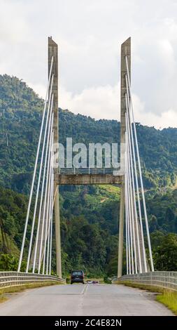 Lawas, Sarawak, Malaysia: Die neue Batang-Lawas-Brücke wurde 2014 nach dem zehnten Malaysia-Plan errichtet. Sie ersetzt die alte Hängebrücke aus den 1970er Jahren. Stockfoto