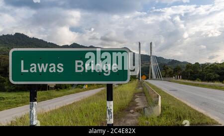 Lawas, Sarawak, Malaysia: Schild 'Lawas Bridge' an der neuen Batang Lawas Bridge, erbaut 2014 nach dem Malaysia Plan von 10 Stockfoto