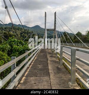 Lawas, Sarawak, Malaysia: Die neue Batang-Lawas-Brücke wurde 2014 nach dem zehnten Malaysia-Plan errichtet. Sie ersetzt die alte Hängebrücke aus den 1970er Jahren. Stockfoto